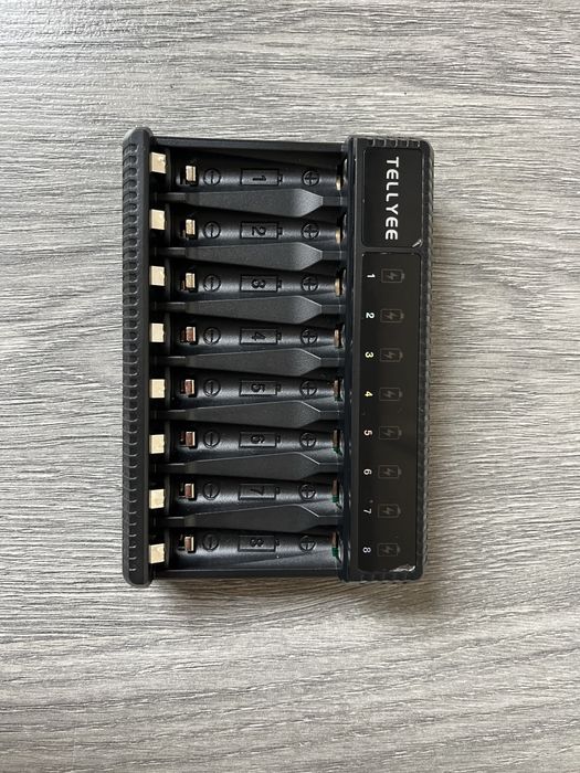 Зарядний пристрій для батарейок типу АА і ААА