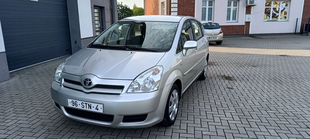 Sprzedam bardzo ładną Toyotę Corollę Verso mały przebieg tylko 133 tys