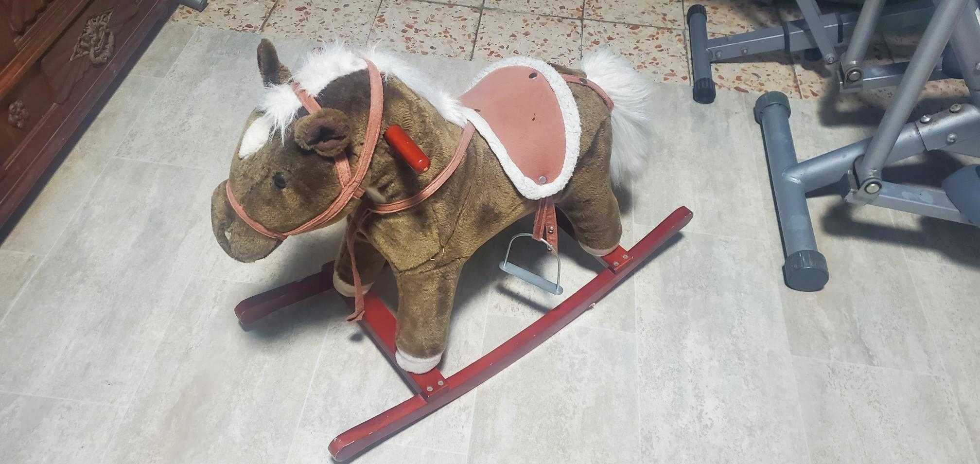 CAVALO DE BALOIÇO para criança, com pouco uso.
