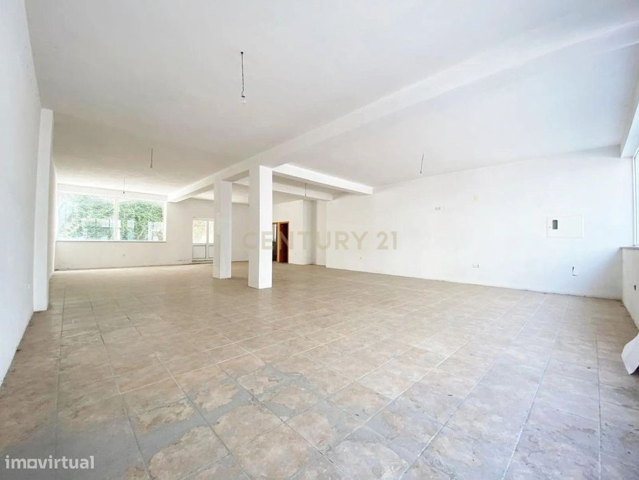 Cinco Lojas com Box e logradouro em Castro Daire, Viseu