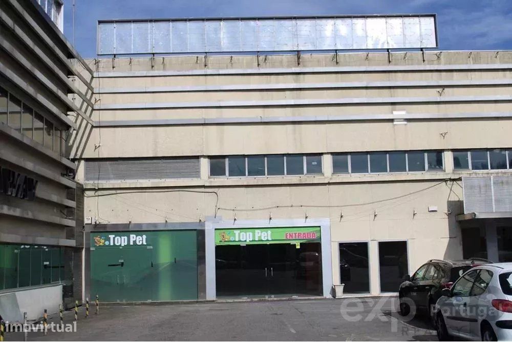 Loja com 525m2 no Parque Comercial N14, Maia