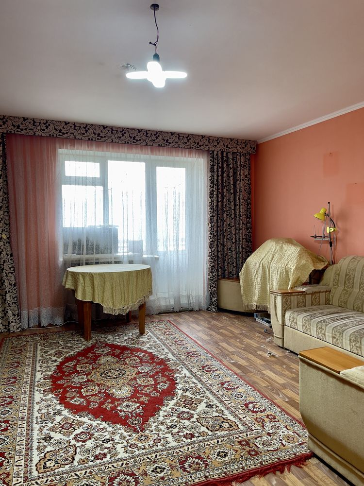 Продається трикімнатна квартира, район Червоної гори