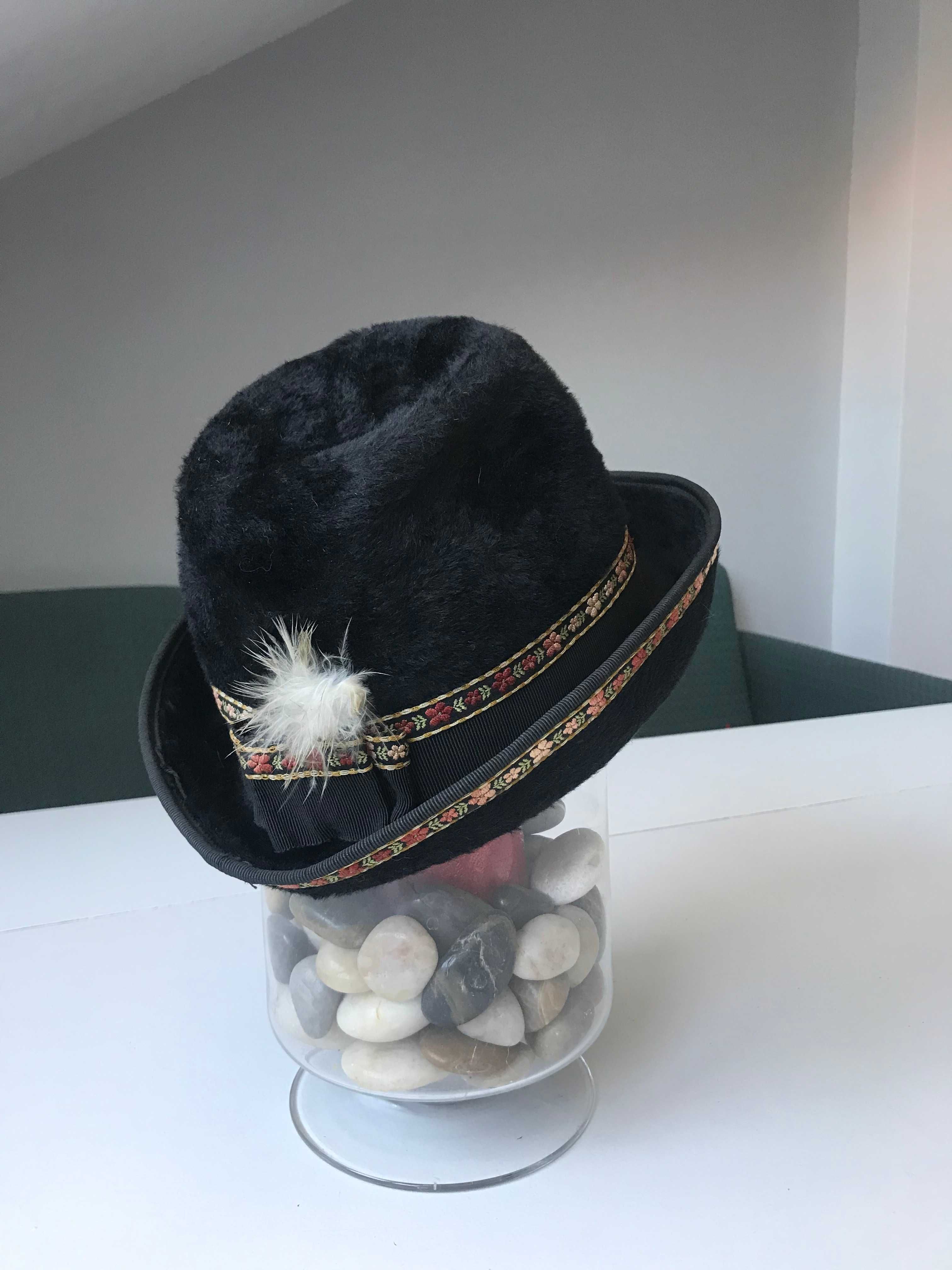 Vintage czarny kapelusz damski fedora ze zdobieniem w kwiaty