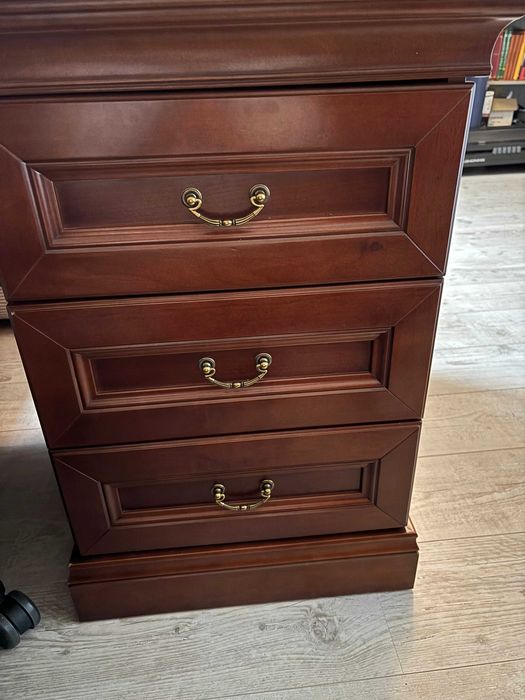 Eleganckie biurko z litego drewna – idealne do gabinetu lub biura