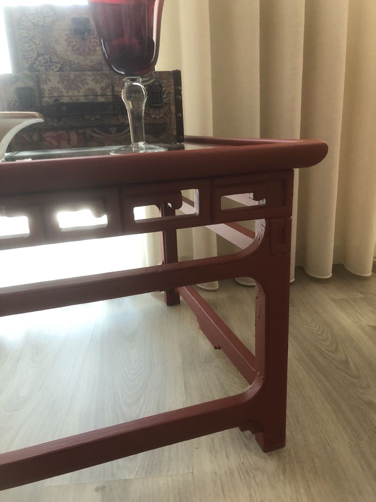 Mesa de centro vermelho escuro