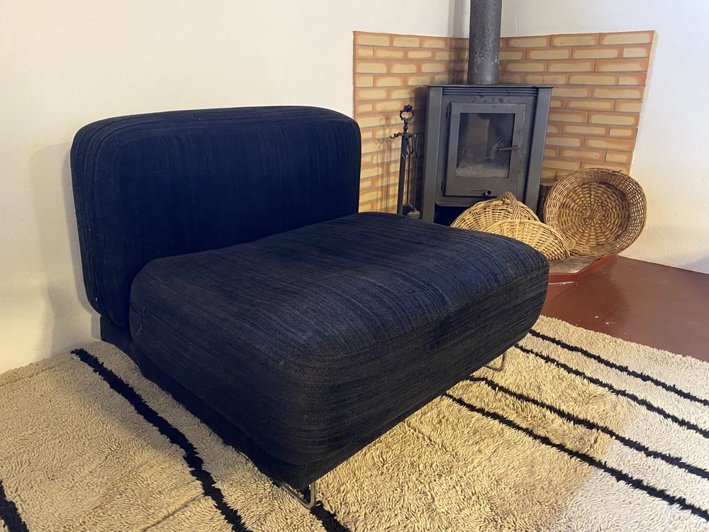 Conjunto de 2 sofás pretos + apoio para pés