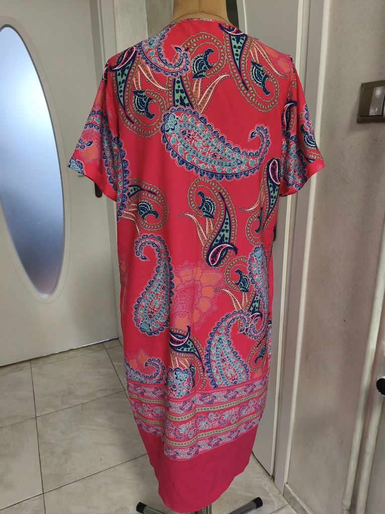 Elegancka kolorowa sukienka we wzory