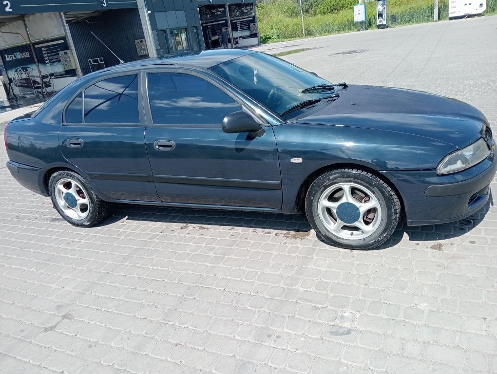 Легковий автомобіль mitsubishi
