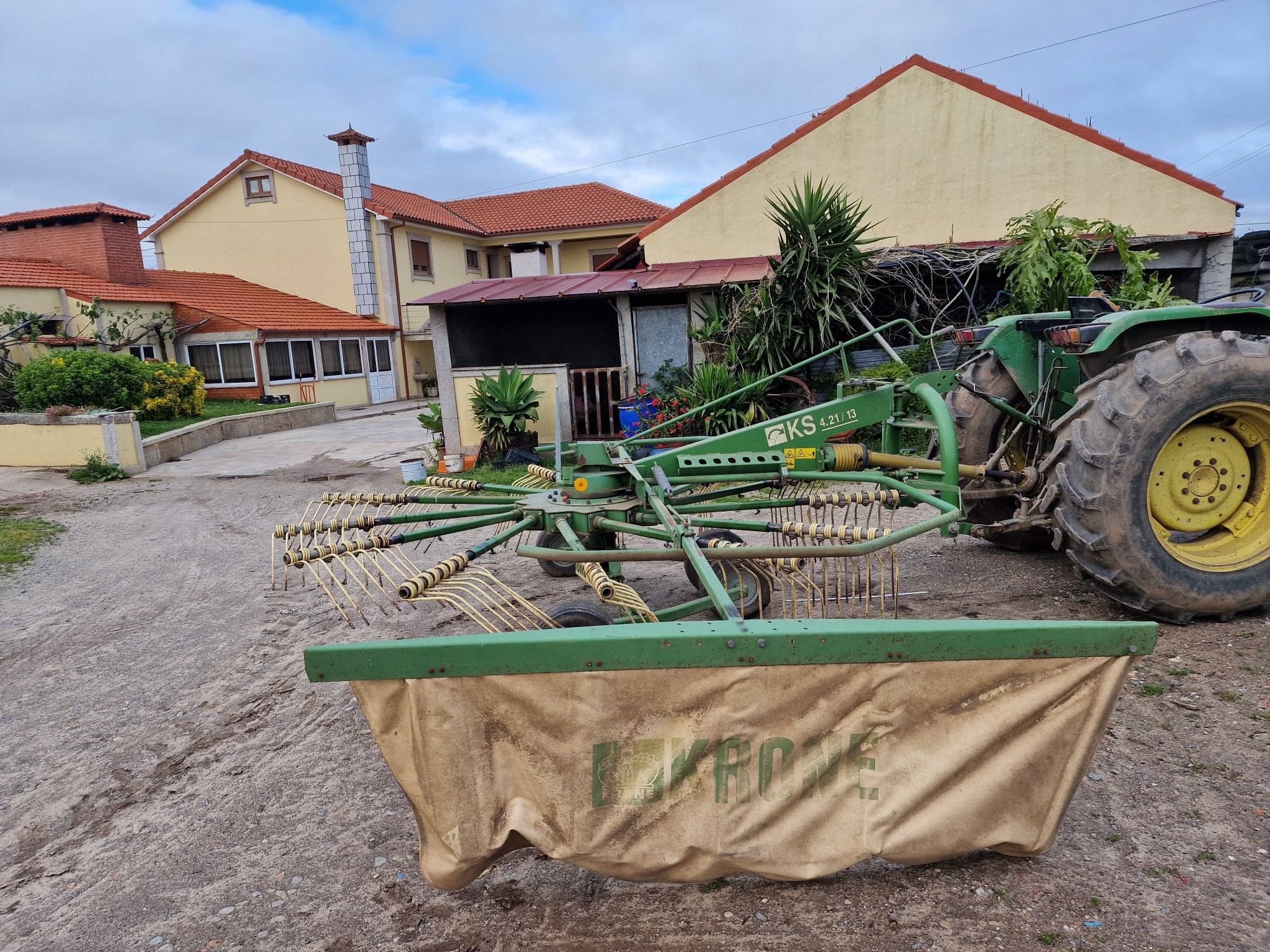 Juntador de feno Krone