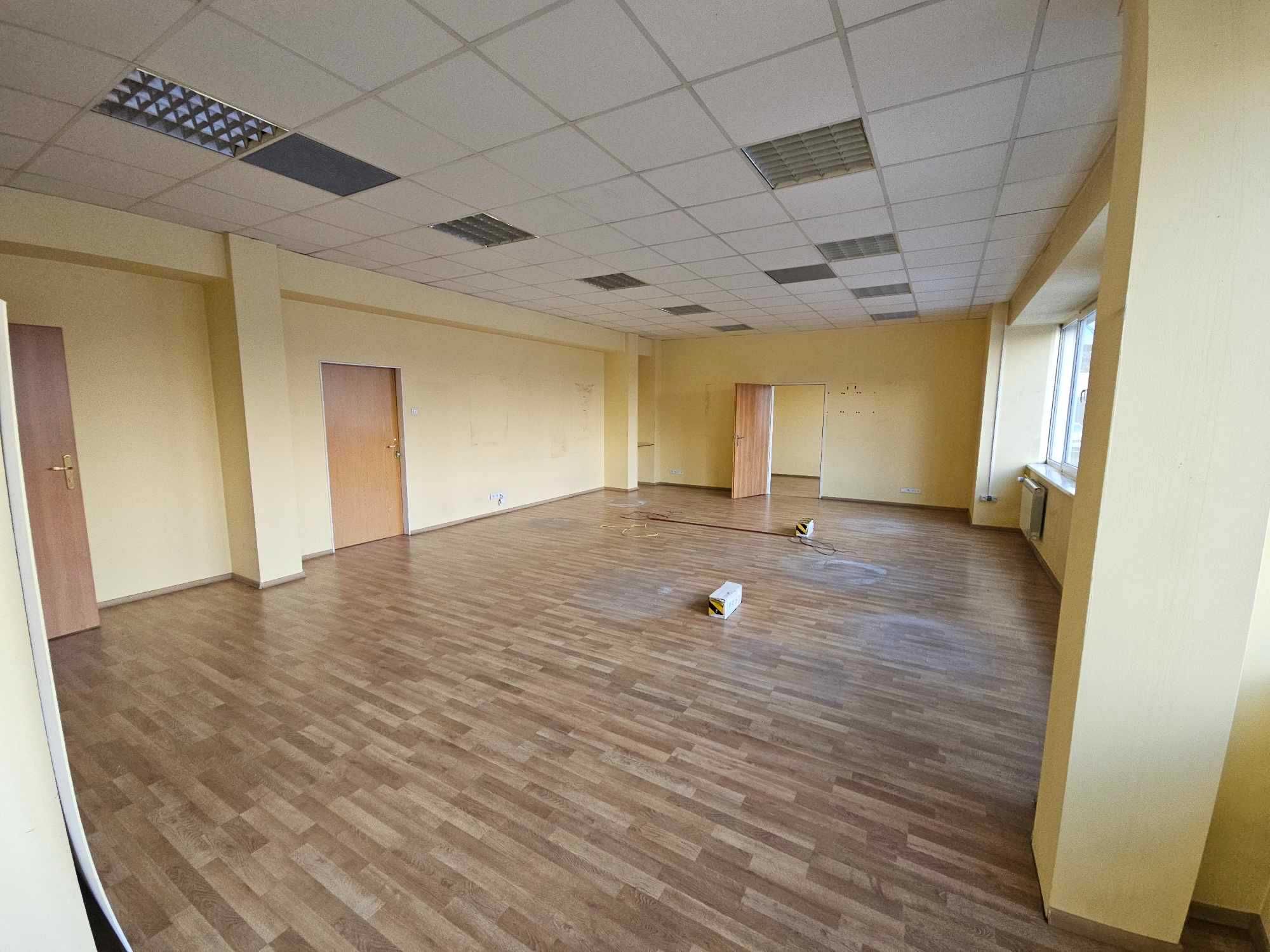 Powierzchnia użytkowa na parterze biurowca, 4 pom, parking