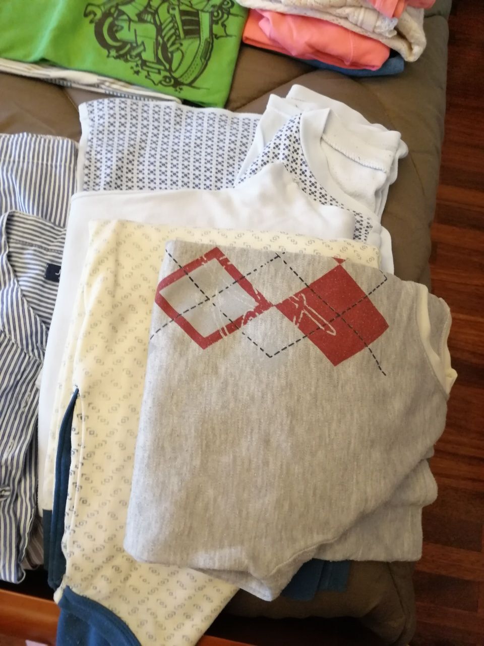 Saco com roupa de menina adolescente