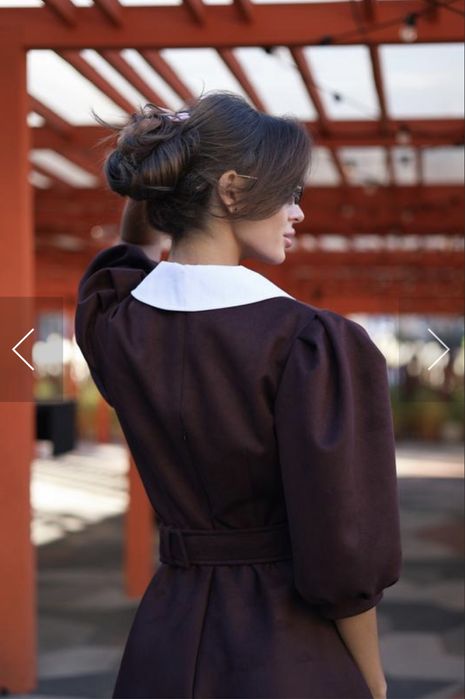 Класична замшева сукня з білим комірцем