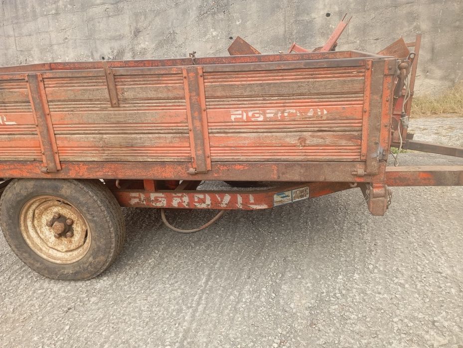 Reboque tri basculante com matrícula