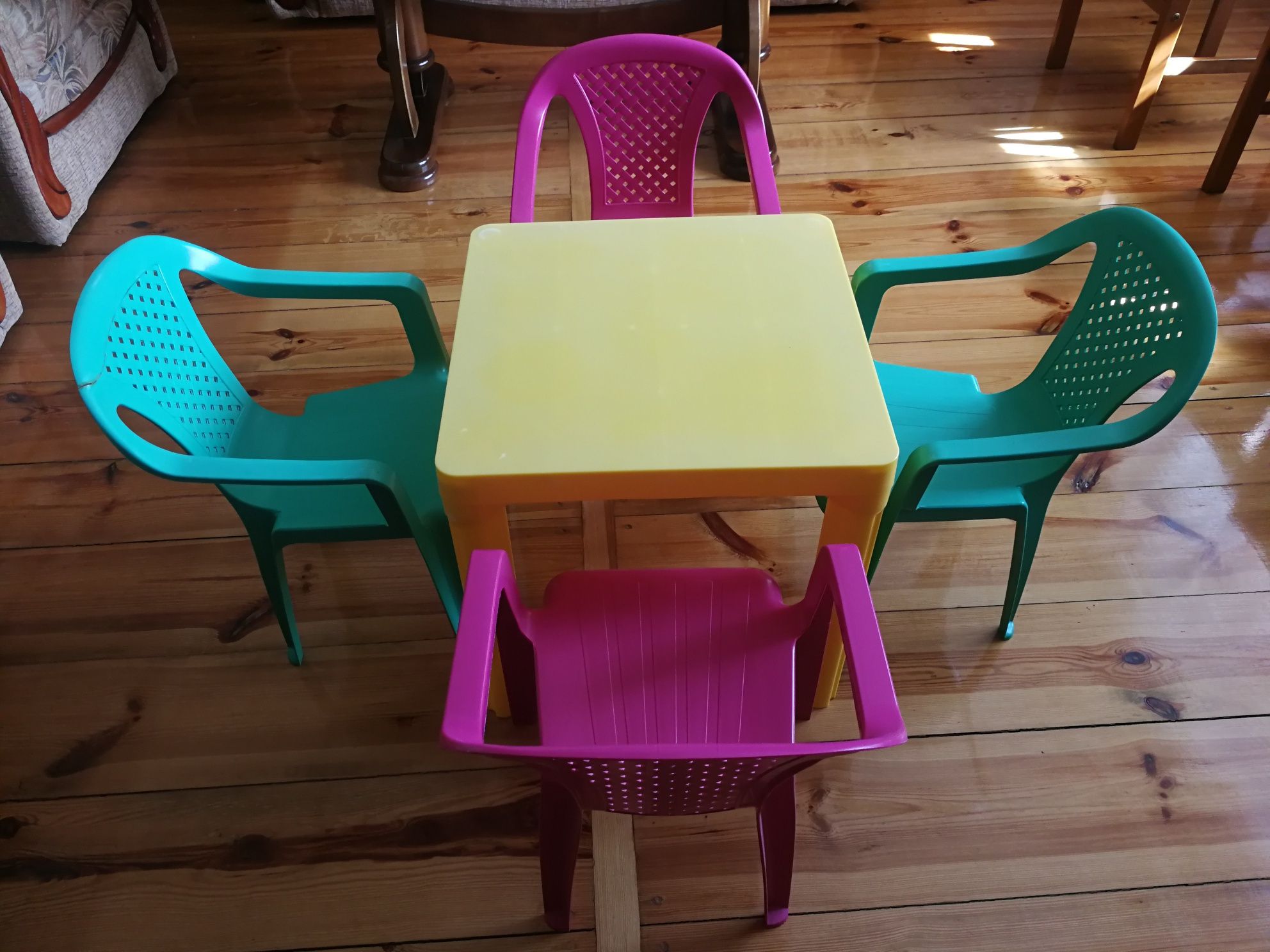 Stolik dla dzieci z krzesełkami