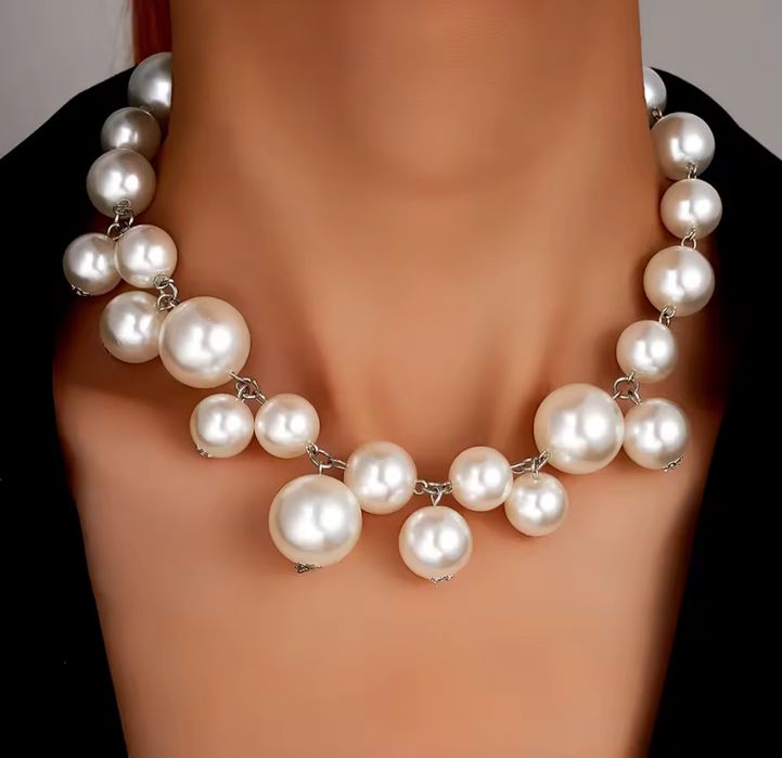 Набір прикрас — кольє та сережки зі стразами