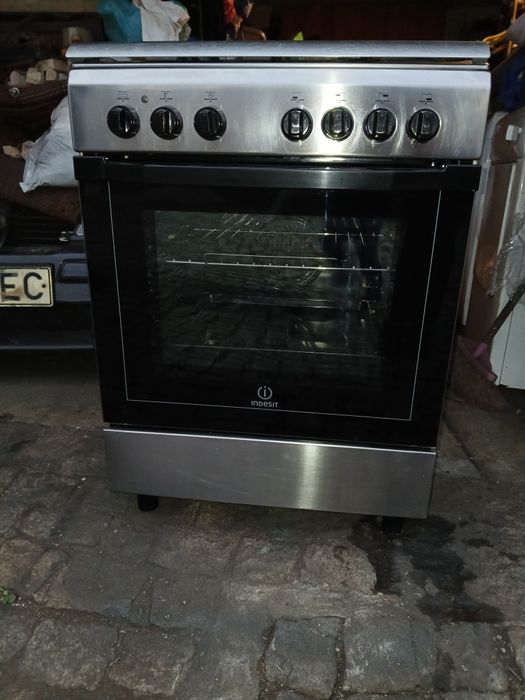 Vendo fogão com 4 bocas a gás e forno eléctrico ventilado