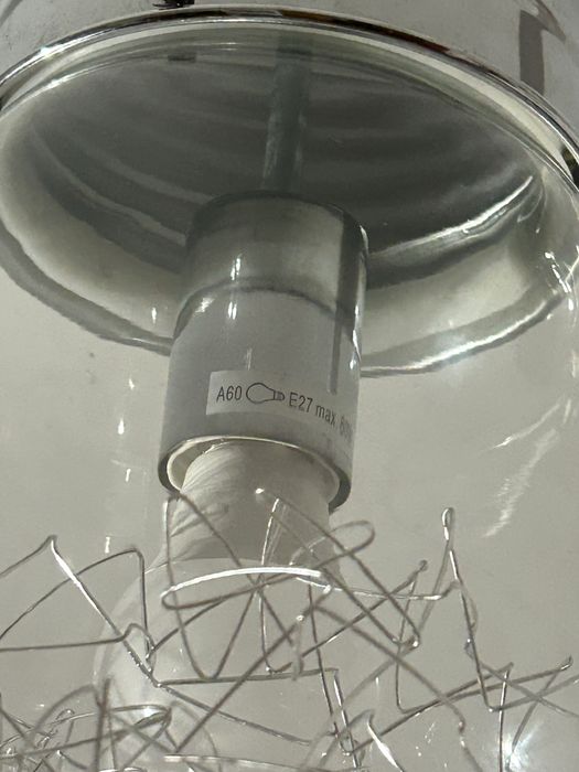 Candeeiro de teto em formato de lâmpada