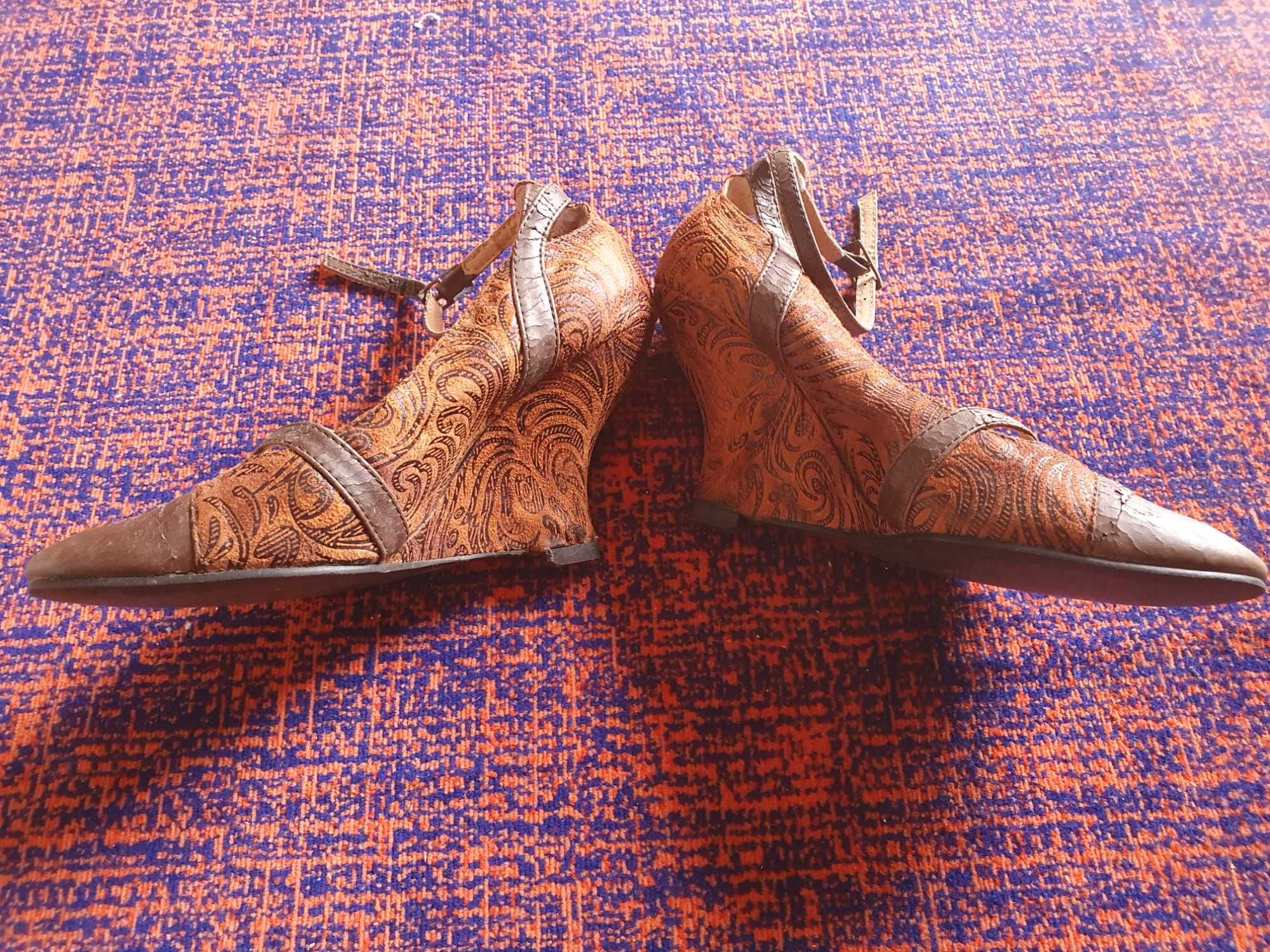 Sapatos de tacão alto