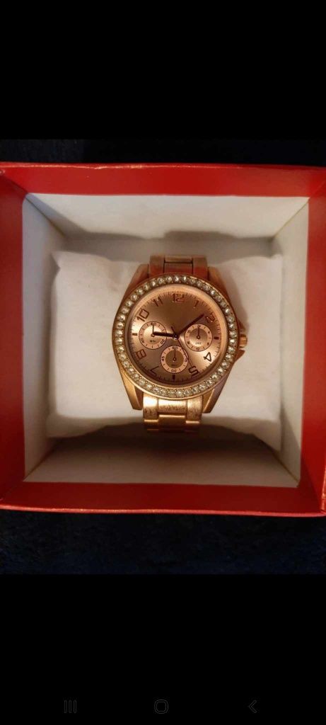 Zegarek damski różowe złoto zapakowany na prezent walentynki