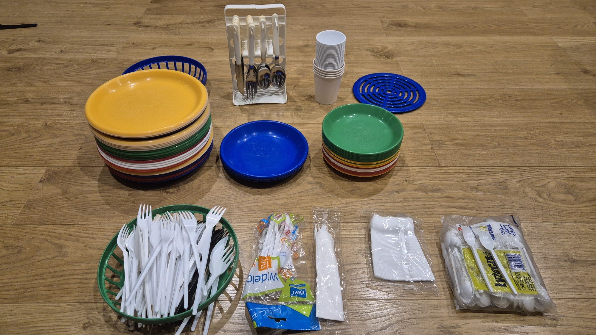 Komplet plastikowych naczyń ogrodowych na grila