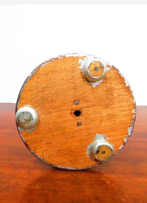 Tocheiro em talha [madeira).