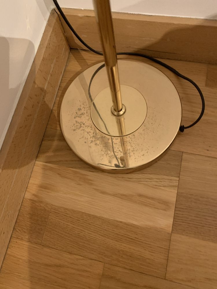 candeeiro de pé alto dourado