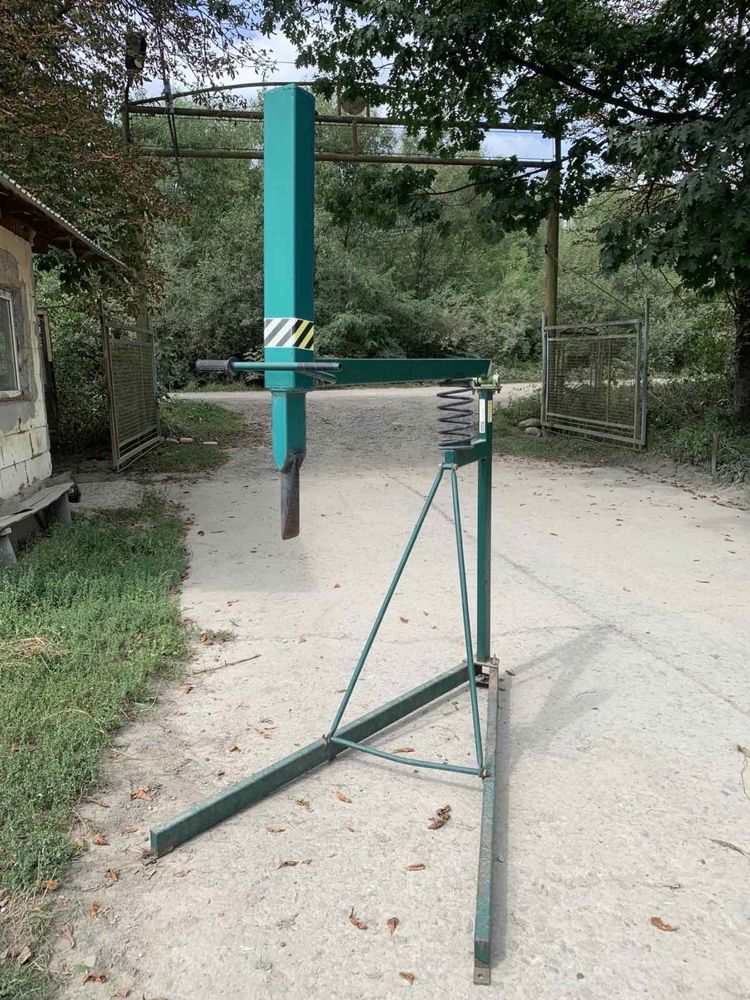 Дровокол на пружині