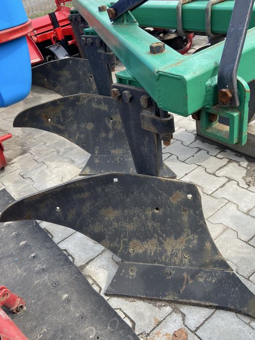 Плуг 3 корпусний , є доставка