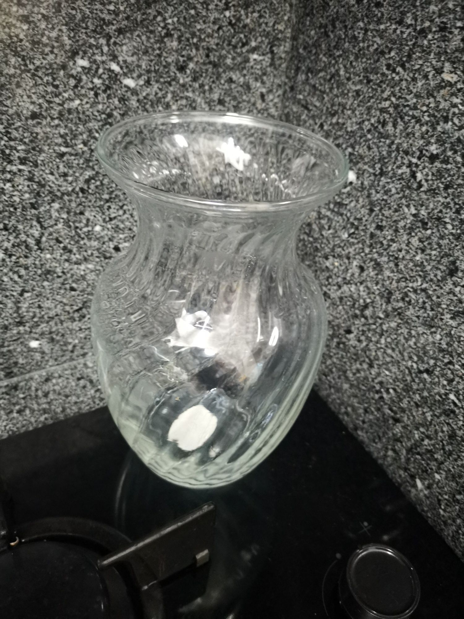 Jarra em vidro, com 21cm