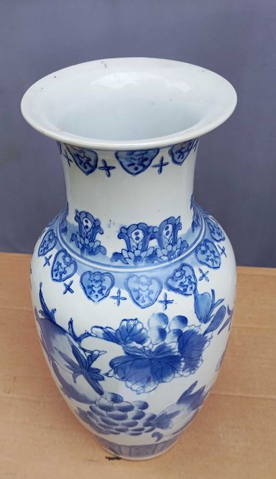 Jarra branca com pintura em azul.