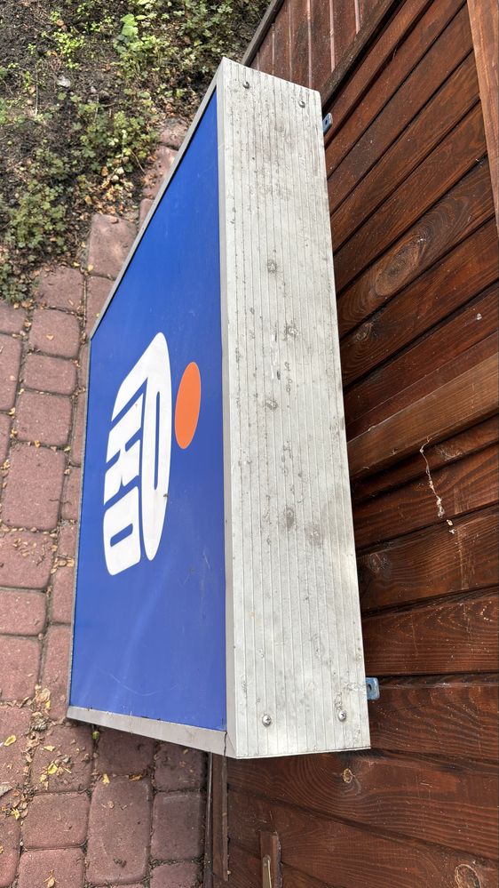 Reklama podswietlana Kaseton reklamowy podswietlany wiszacy elewacyjny