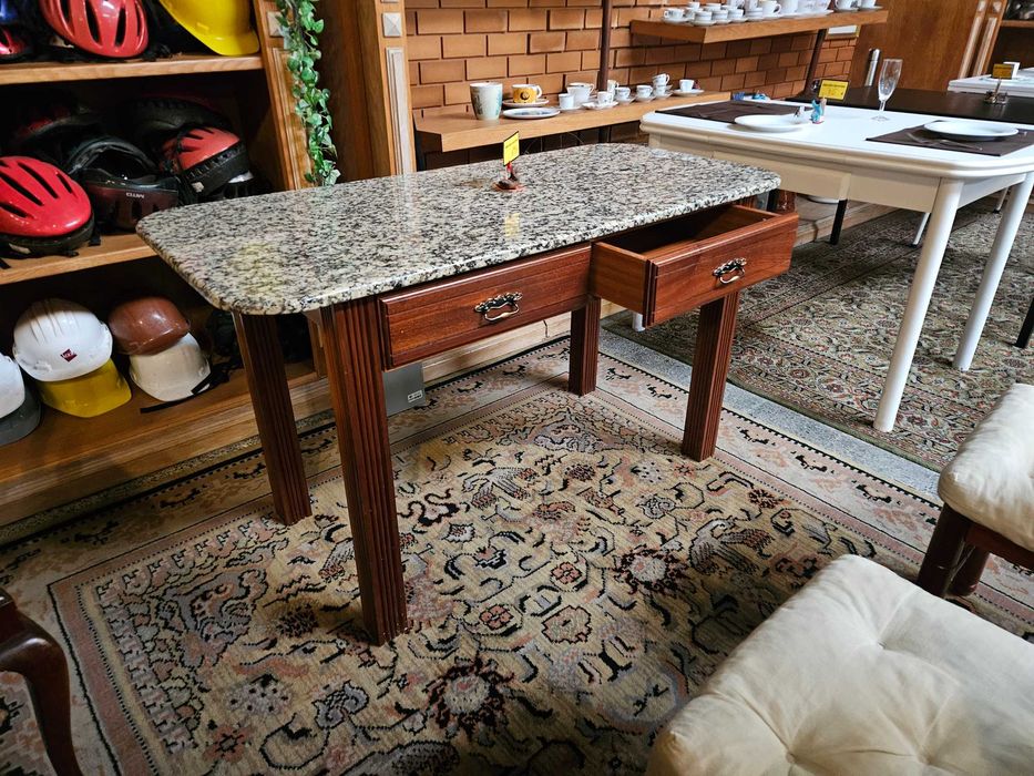 Mesa de cozinha em madeira e tampo em pedra - Bom estad