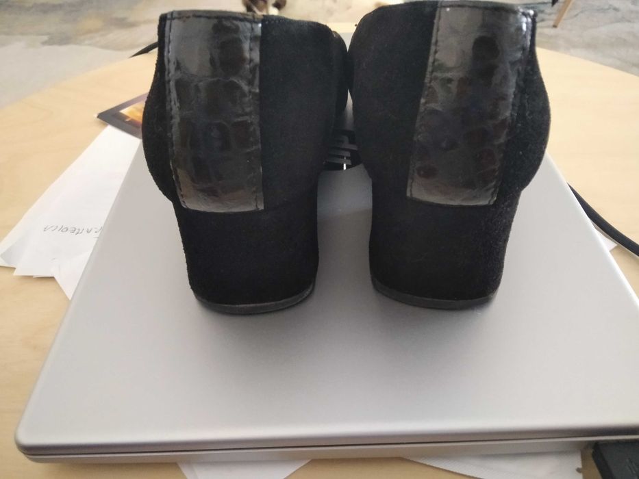 Sapato em pele e camurça preta