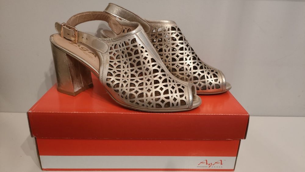 Ażurowe sandały na słupku