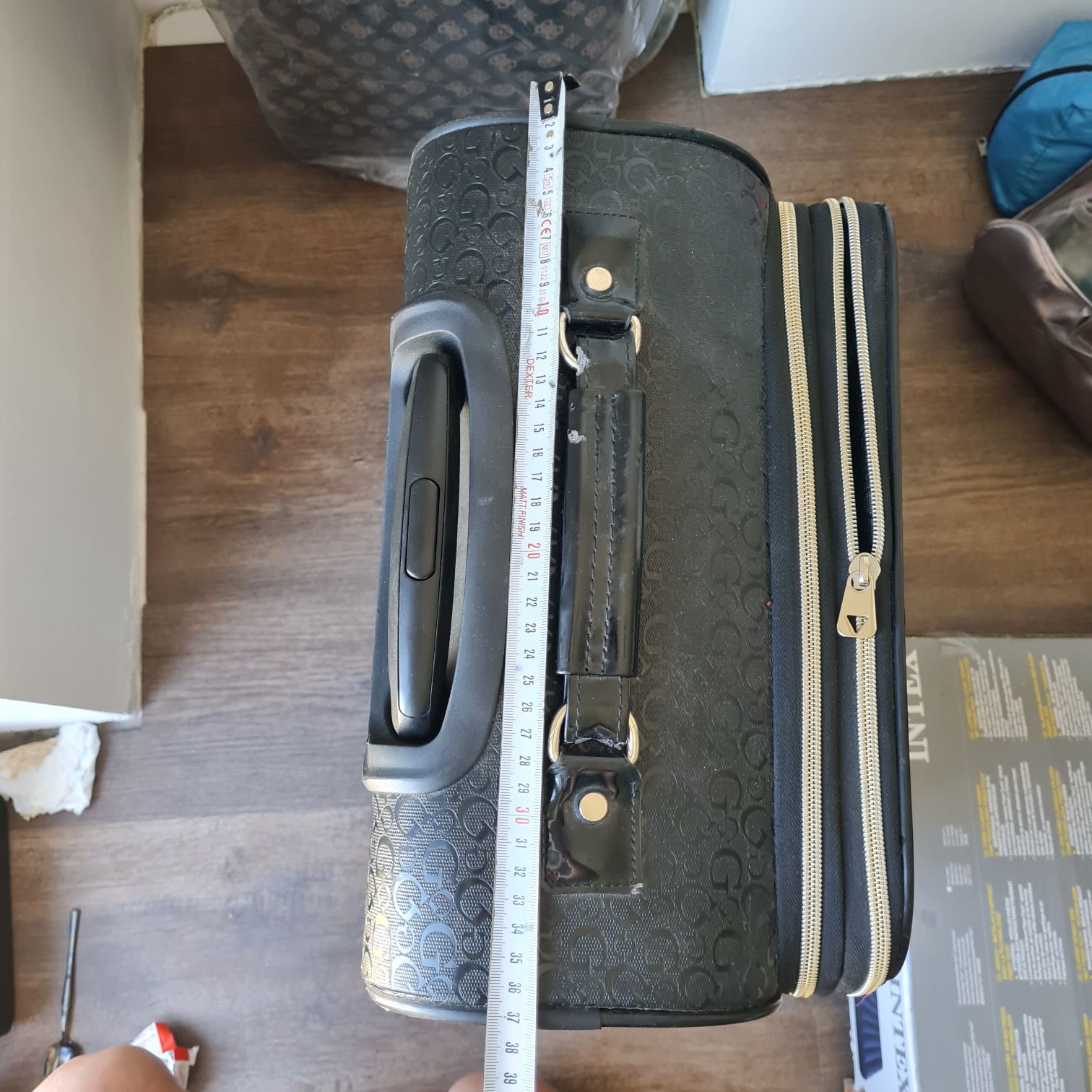 Guess walizka travel torba podróżna logowana logo czarna złote zamki