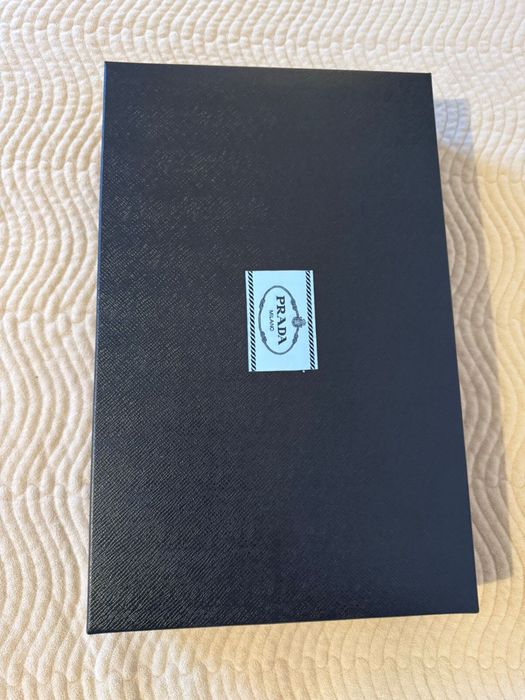 Коробка Prada для одежды