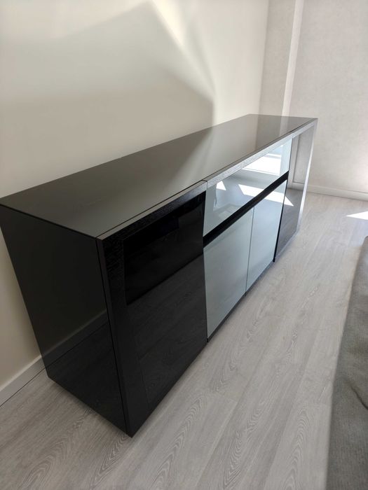 Conjunto de jantar (mesa, aparador e tapete)