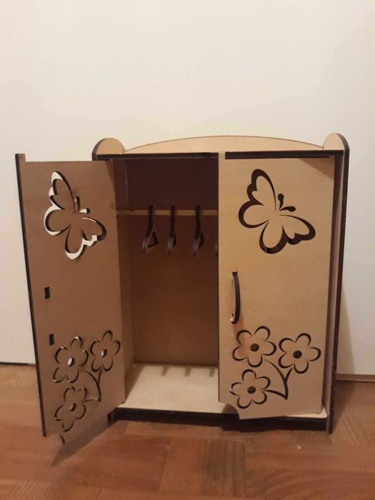 Duża szafa na ubrania dla lalek.