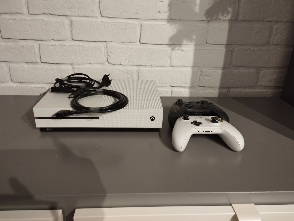 Xbox one S, dwa pady, gry
