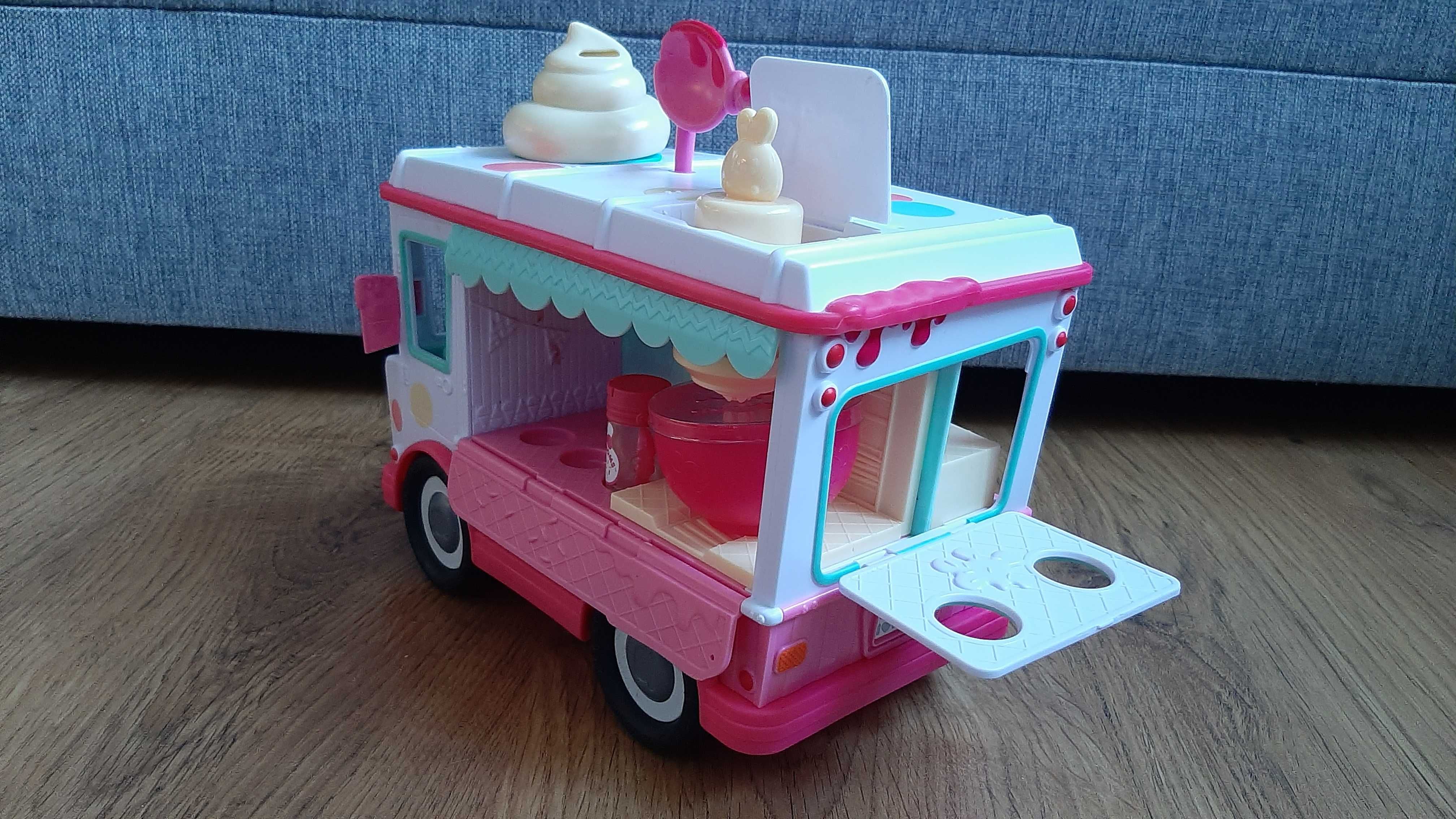 Num Noms ciężarówka pojazd samochód do produkcji błyszczyków.