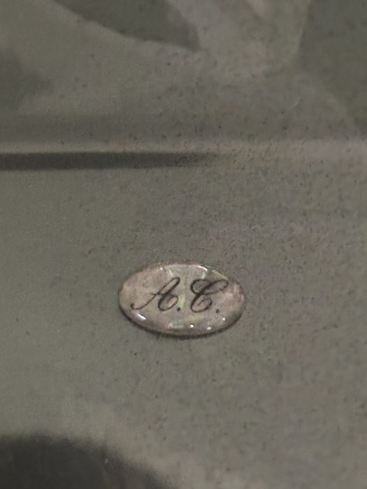 Moldura com espelho e desenhos feitos em prata