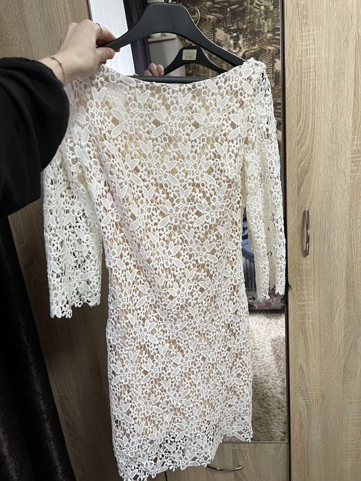 Біла сукня з мережива