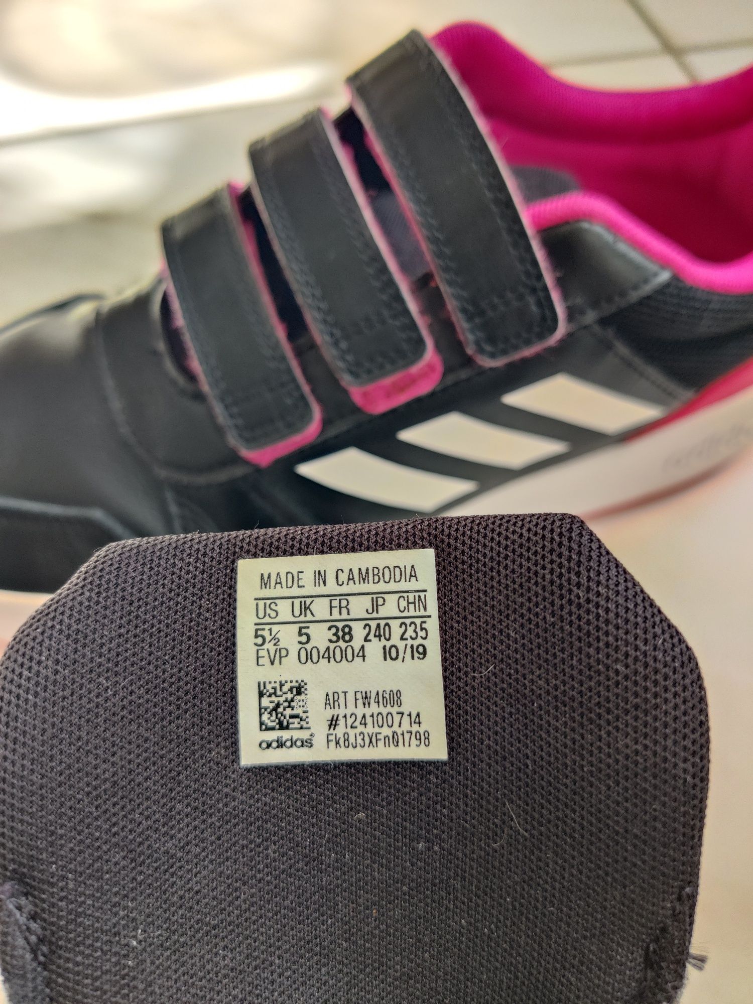 Кросівки Adidas, мокосини, спортивне взуття