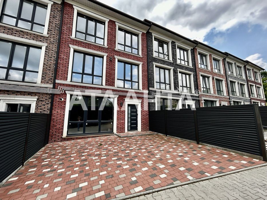 Танхаус зданий+ 2 гаражі з документами