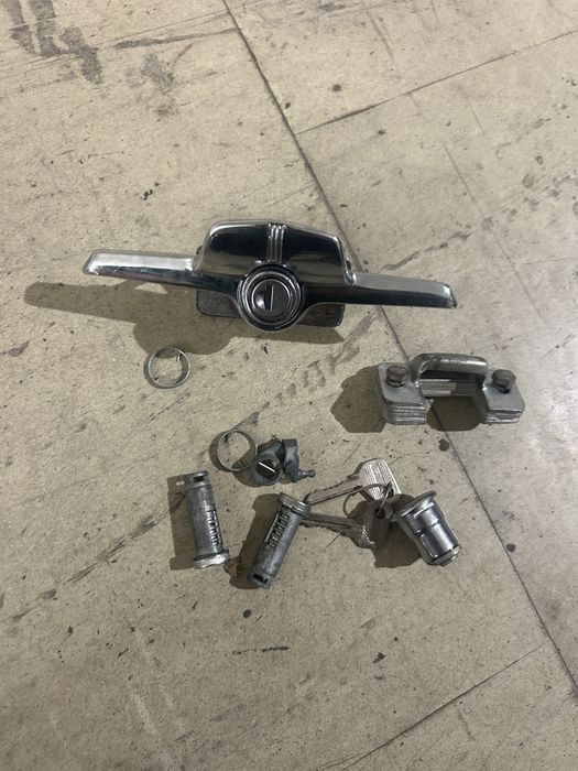 Fiat 125p kombi zamek klapy tylnej szyld chrom nowy konpletny