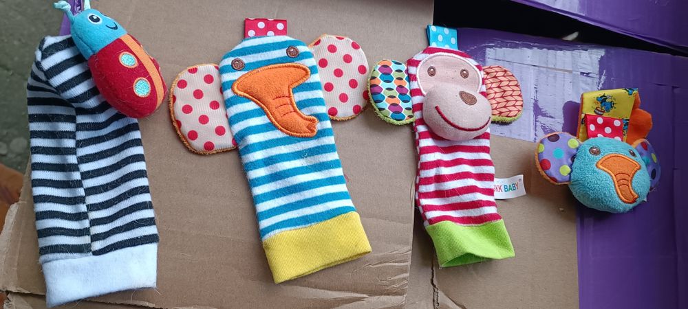 Meias e  bracelete bebê brincar