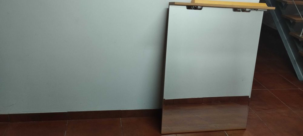 Espelhos em madeira com iluminação superior