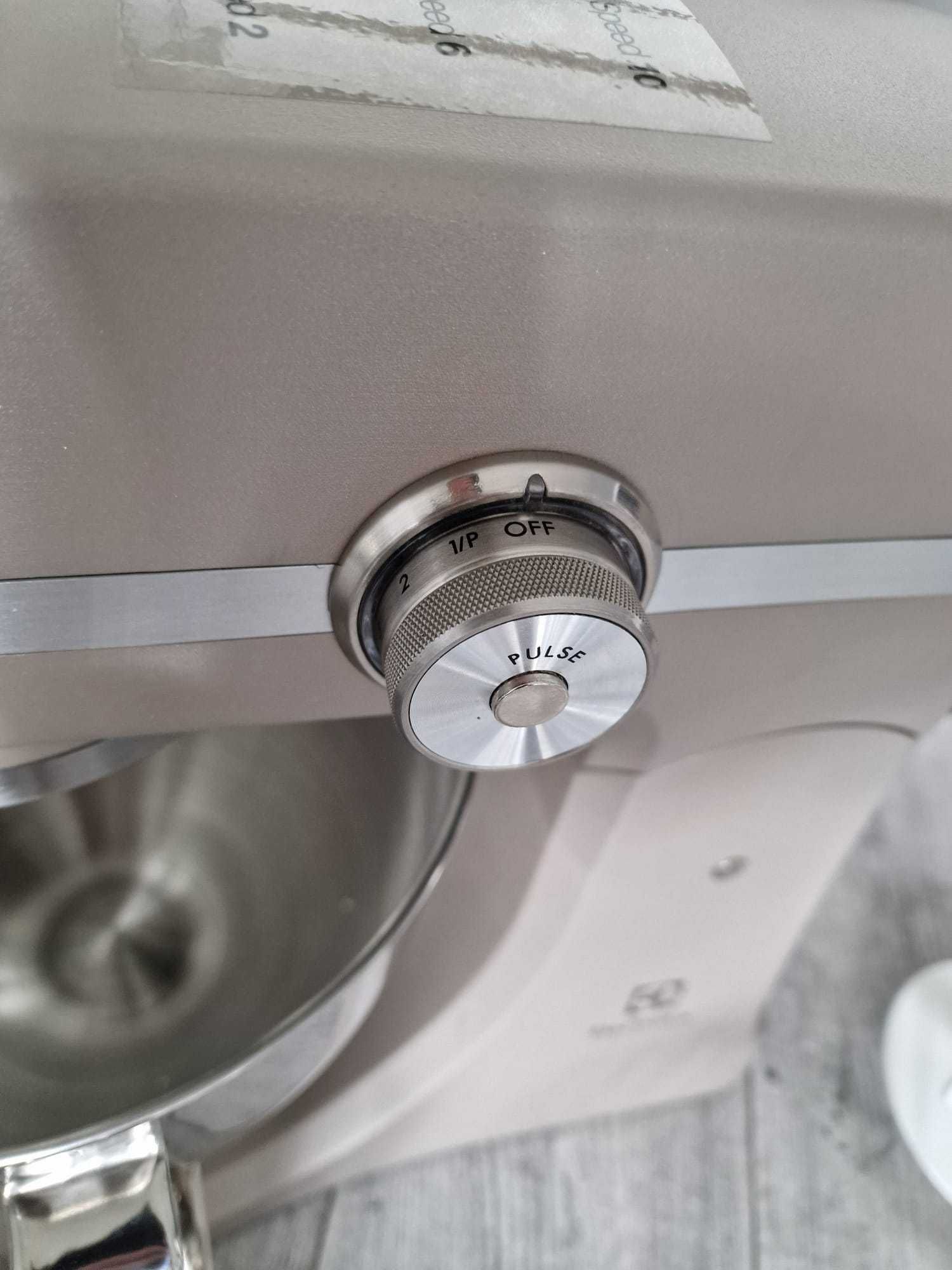 Electrolux Robot Kuchenny 1200 W, 10 prędkości + f. pulsacyjna, Oświet