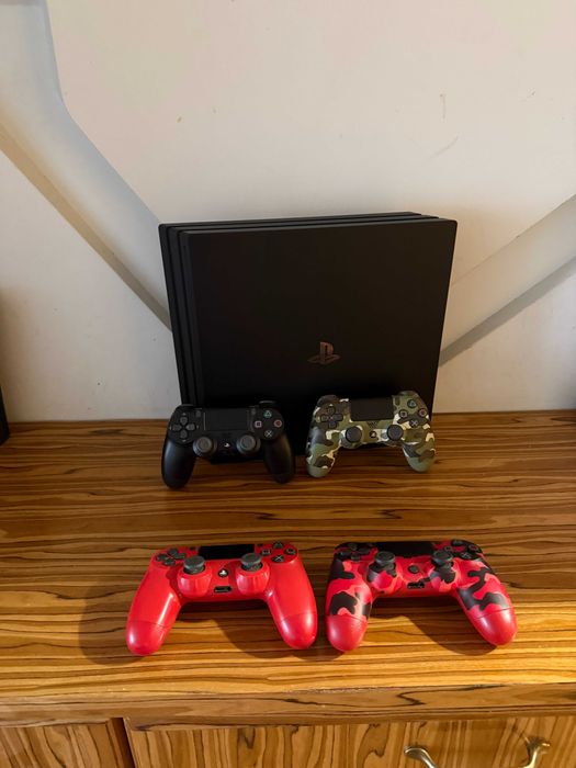 [PS4] Konsola PlayStation 4 Pro 1TB (CUH-7216B) + 4 Pady