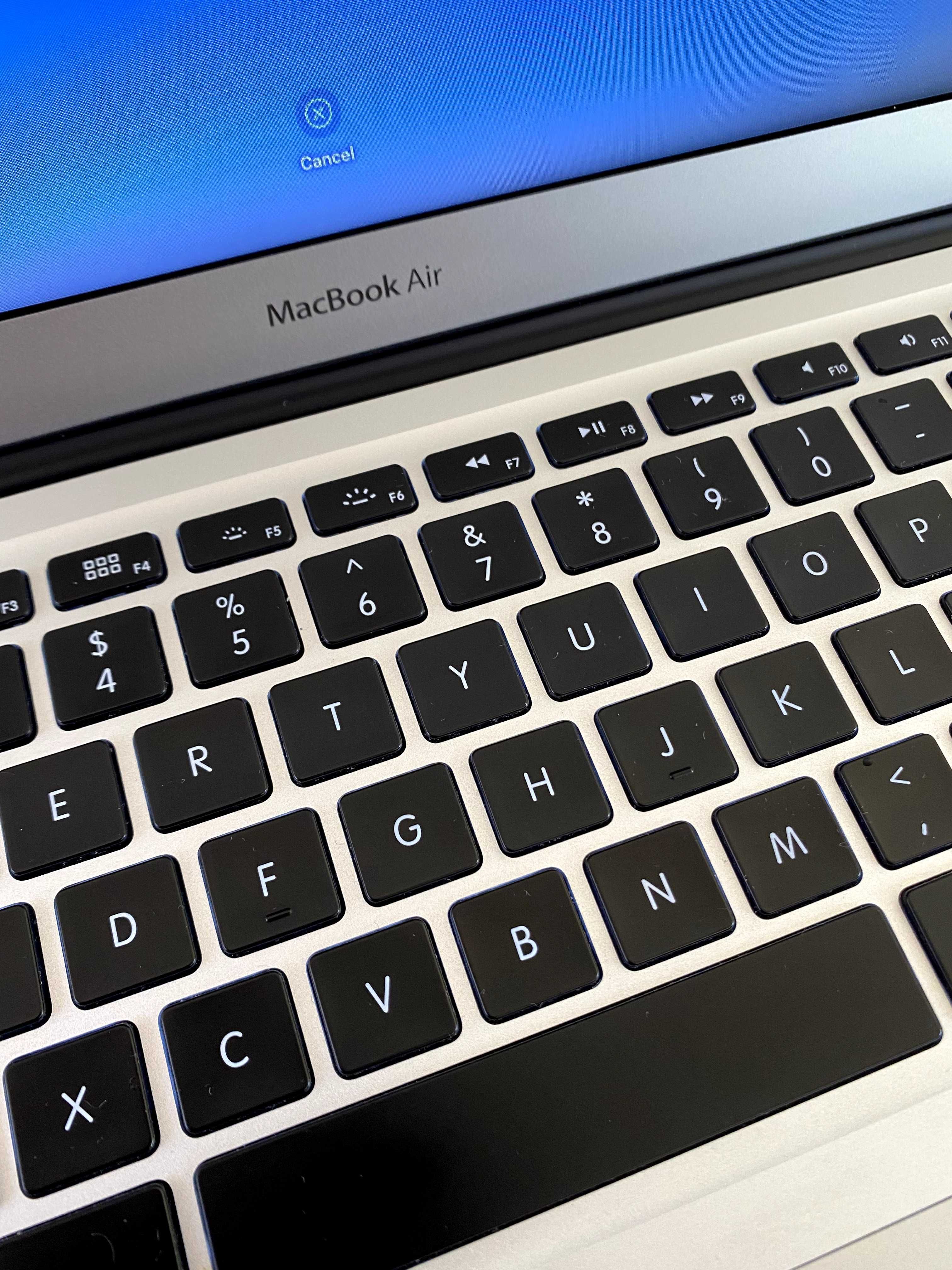 MacBook Air 13” (A1466) – i5 • 8 GB RAM • 128 GB SSD • Low Cycles